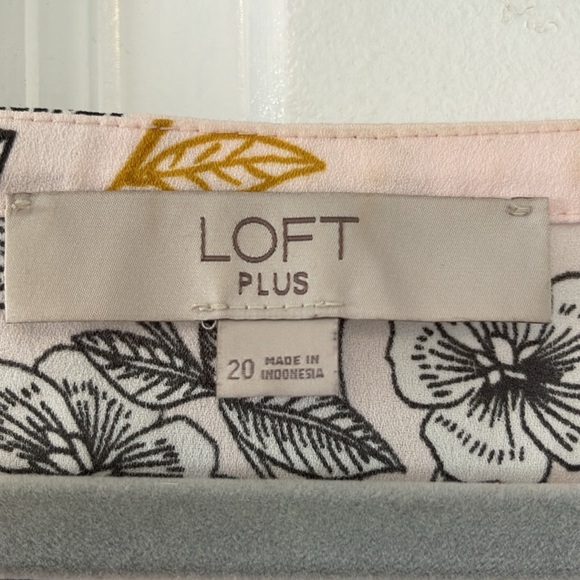 LOFT Plus Floral Top - Picture 4 of 9